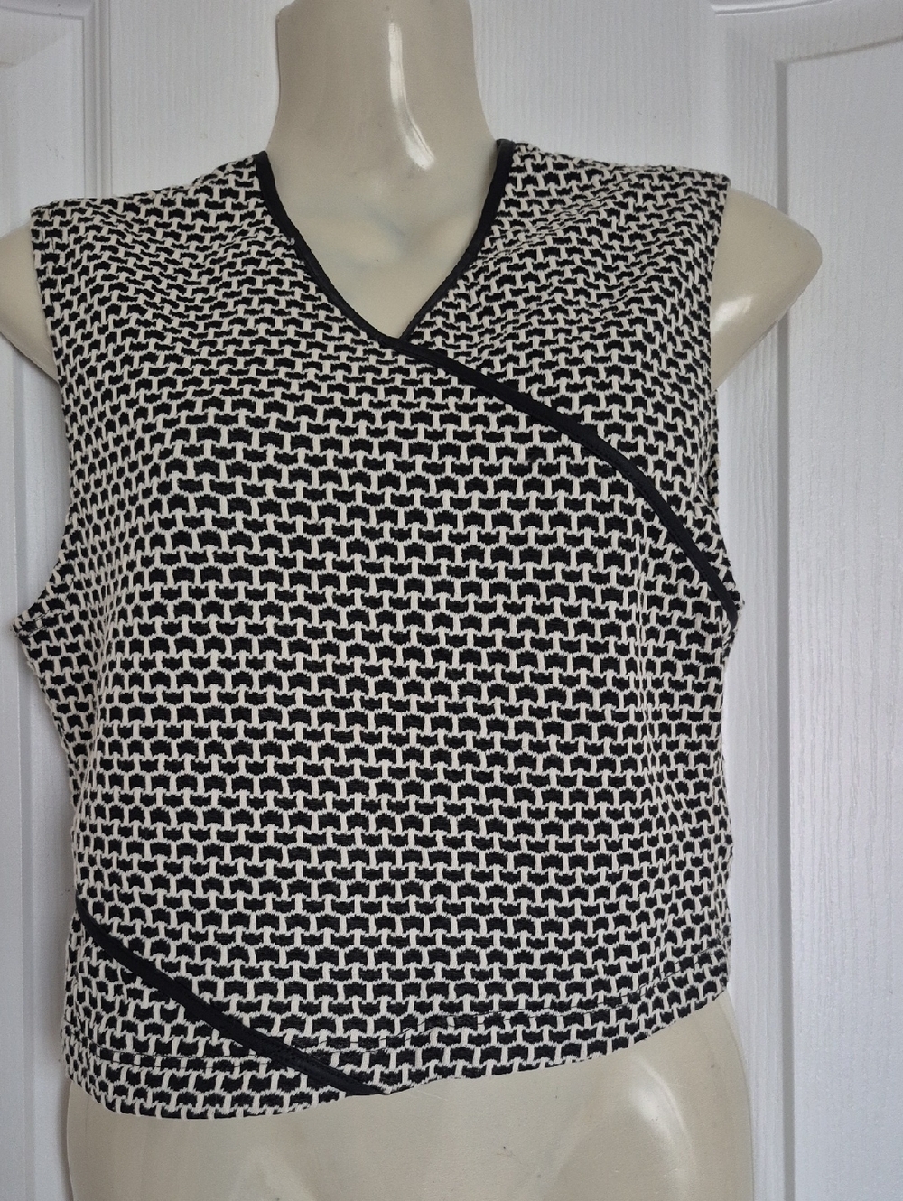 Design Lab Lord & Taylor Black and White Geometric Sleeveless Crop Top